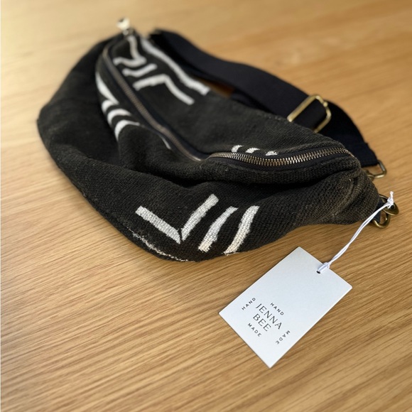 Jenna Bee Black Crosses Sling Bag NWT - Picture 4 of 9